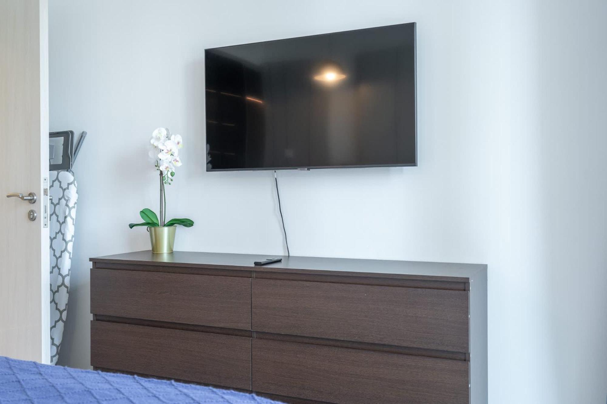 Modern 1-bedroom With Stunning View Of A City Skyline In Downtown Apartment