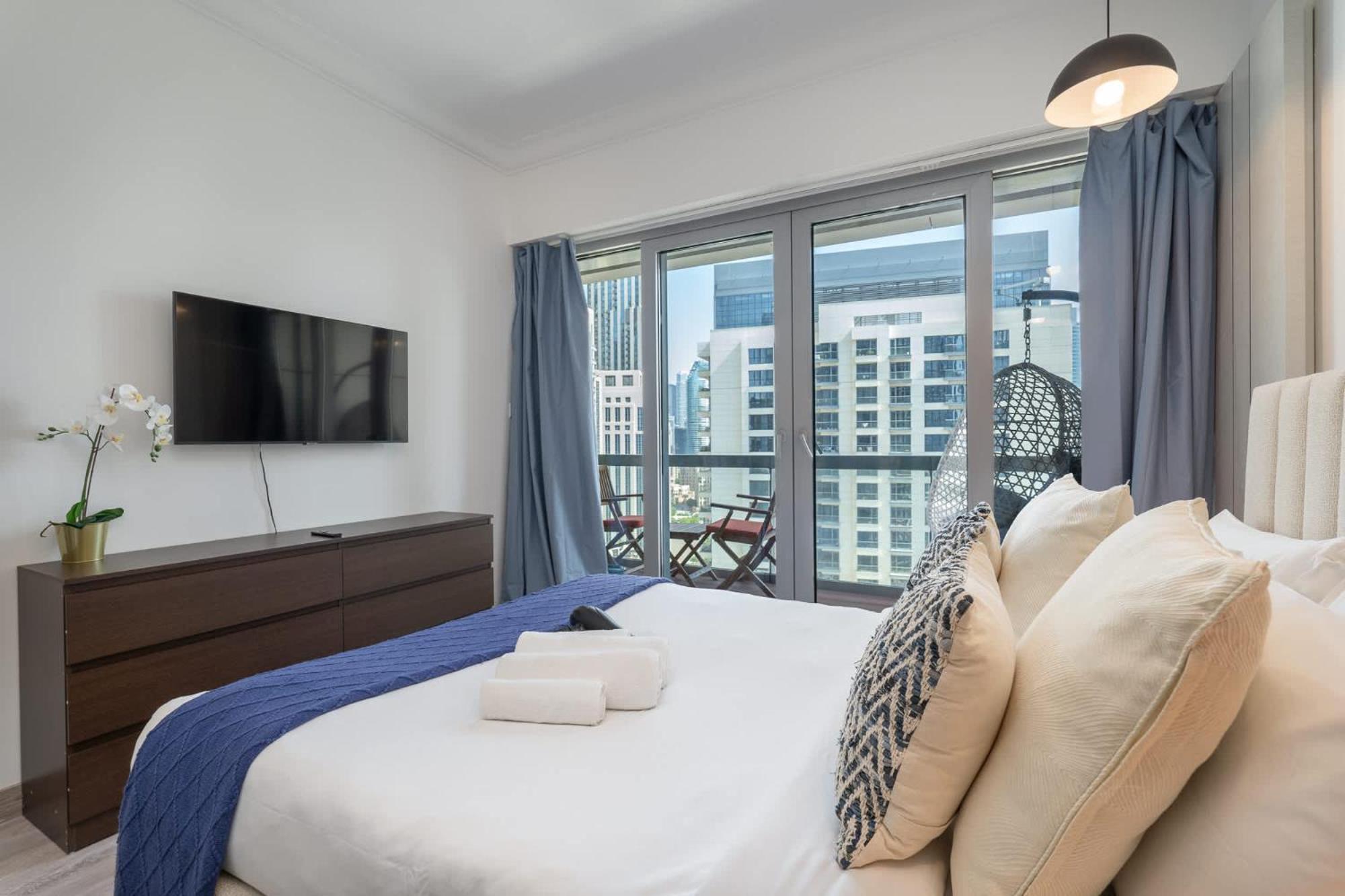 Apartment Modern 1-bedroom With Stunning View Of A City Skyline In Downtown Dubai