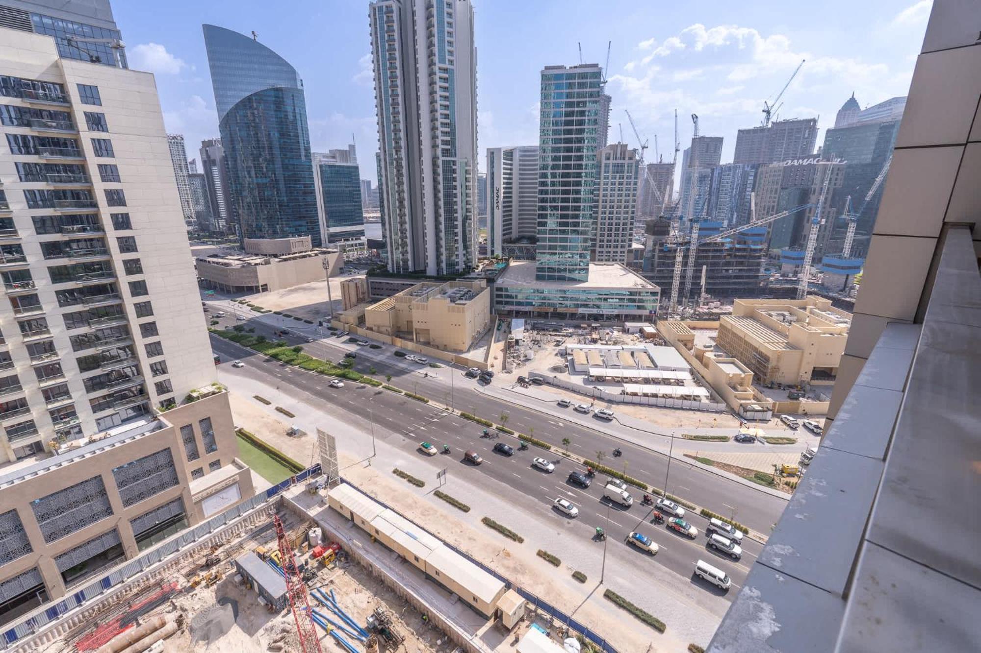 Apartment Modern 1-bedroom With Stunning View Of A City Skyline In Downtown